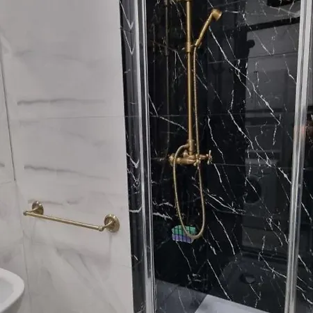 Апартаменти Поруч З М. Палац Україна Kiev Exterior photo
