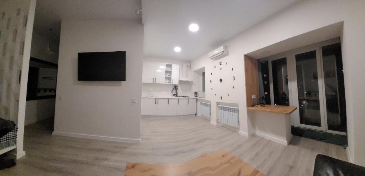 поруч з м. палац україна Apartment Kyiv